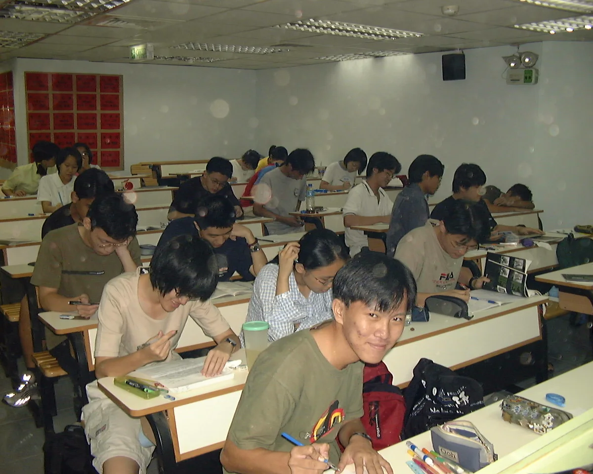 當年學生在教室裡學習的紀錄照片