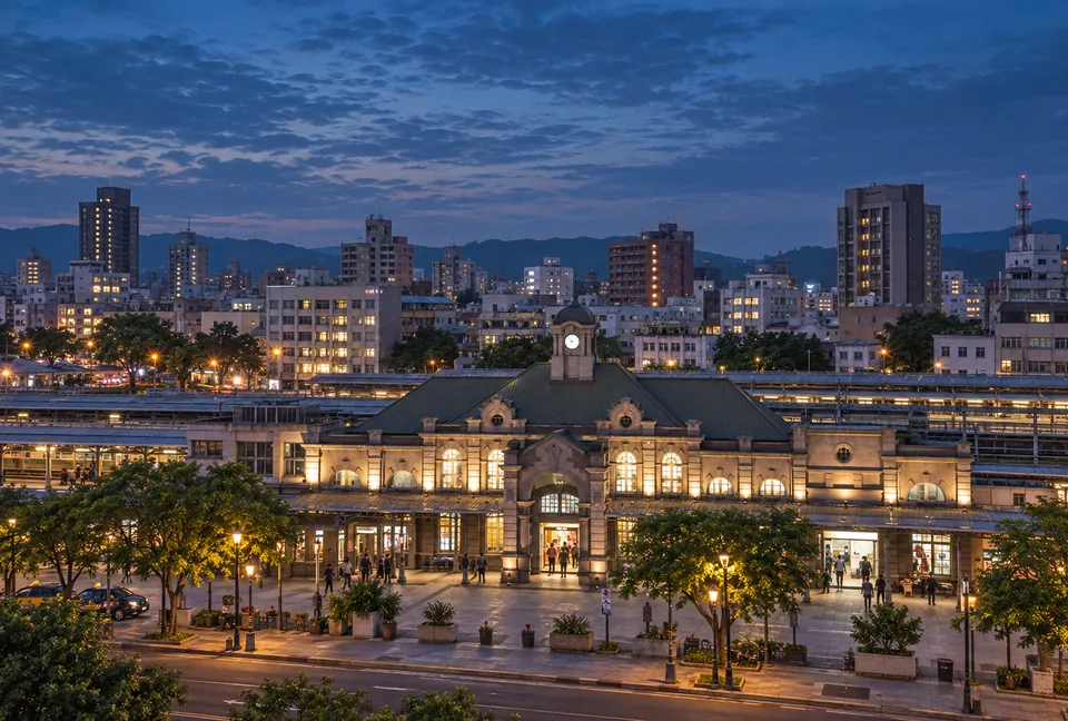 新竹車站暮藍夜景 AI 生成示意