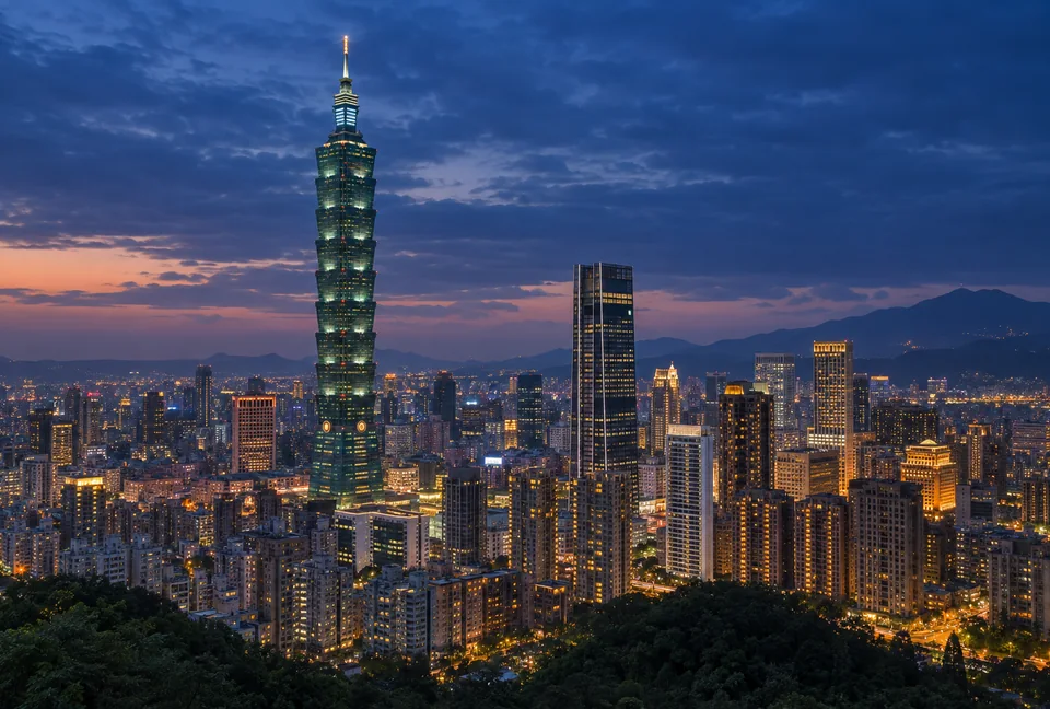 台北101與城市藍調夜景 AI 生成示意